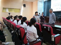校领导慰问备战柳州市“青春心向党・建功新时代”合唱比赛的艺术学院师生