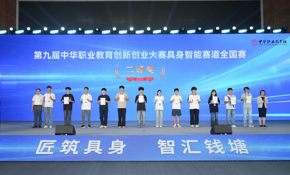我校选手李明浩、杨昌锦、陈志宏获得二等奖 我校选手李明浩、杨昌锦、陈志宏获得二等奖