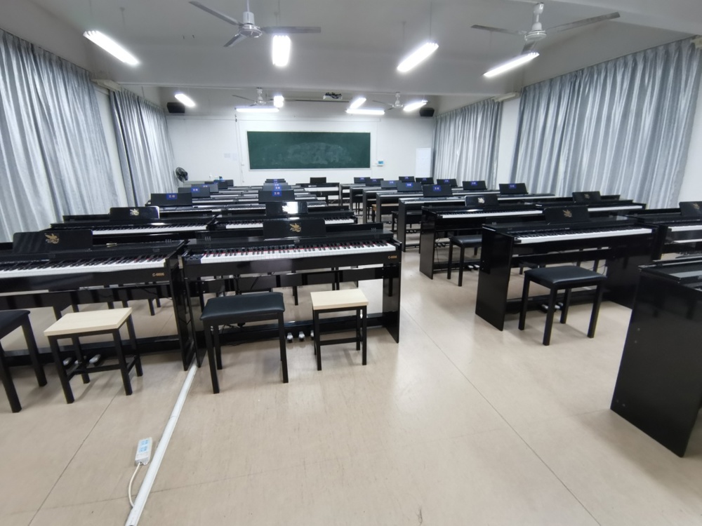 F:\教学团队\优质专业建设\音乐教育专业介绍（2023.5.8）\音乐教育专业介绍（2025.10.30）\2025.11.4实训室图片\304.jpg