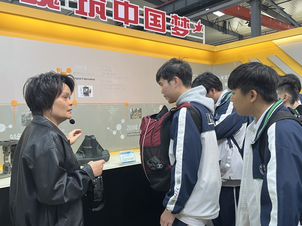 参观机电工程学院实训基地